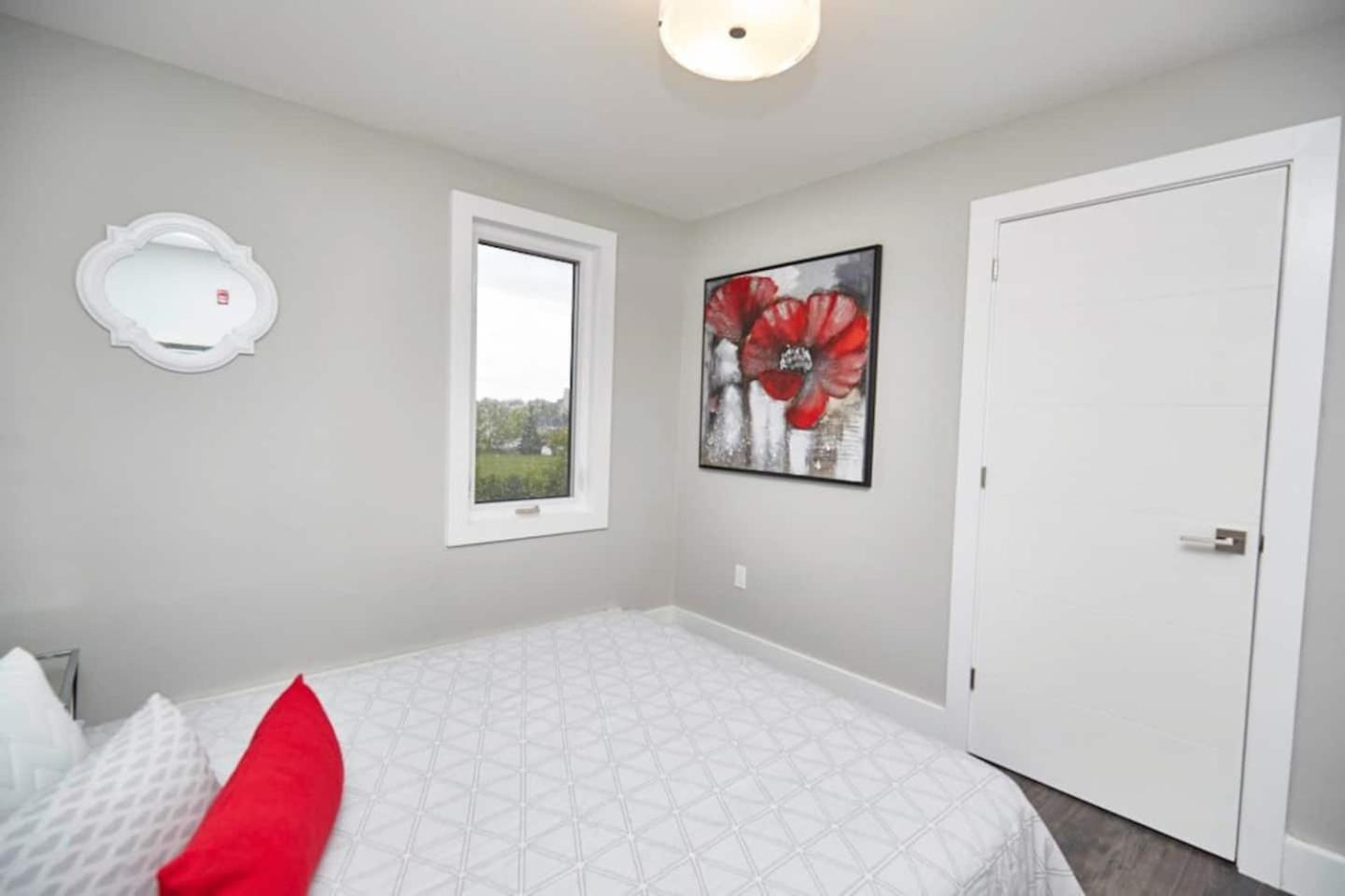 Fallsview Boutique 2bd 4a * Niagara Falls